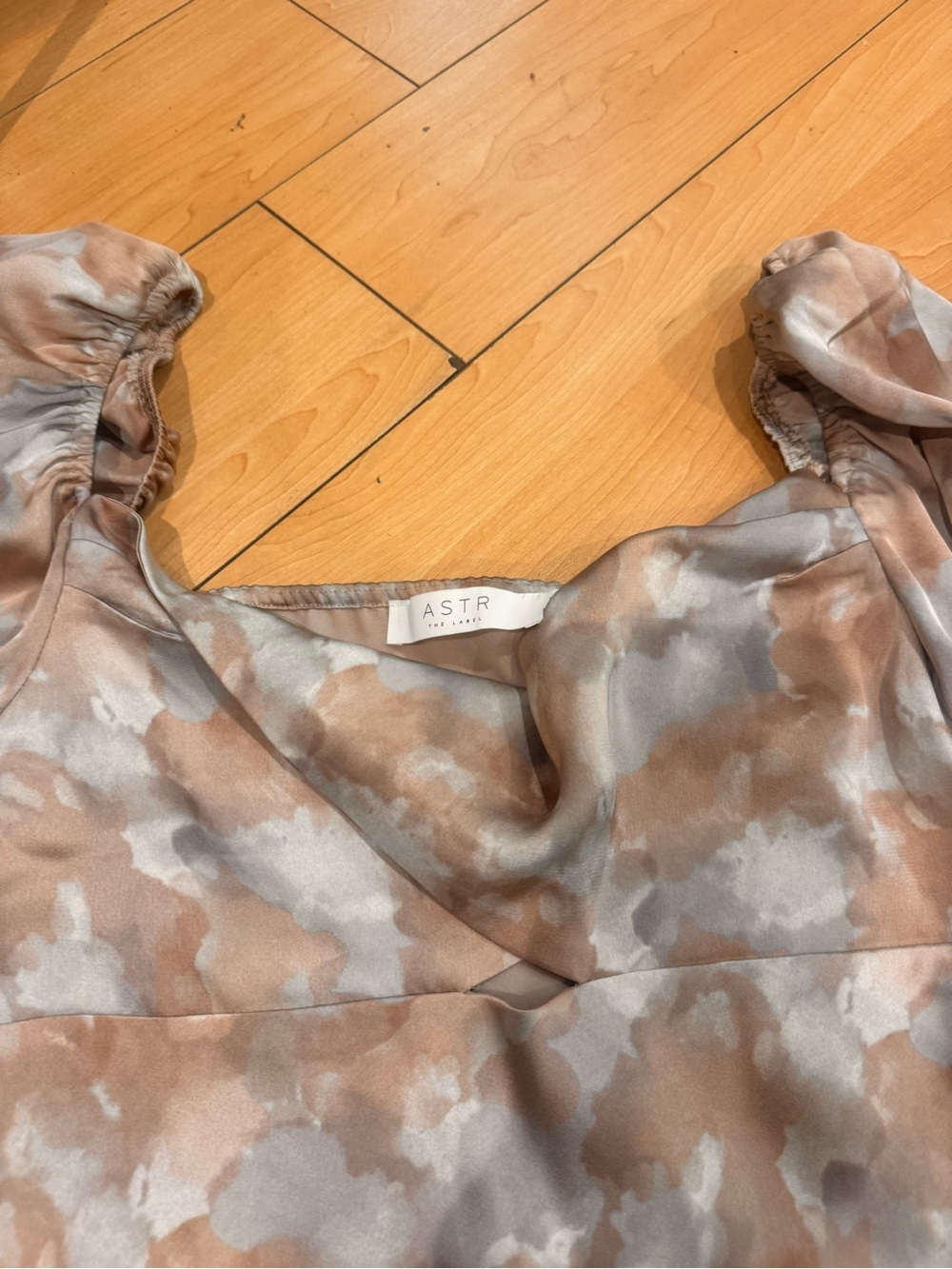ASTR THE LABEL beige & Gray Watercolor Puff-Sleeve Mini Dress - Picture 2 of 3